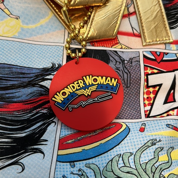 MAC WONDER WOMAN BOLD BABE TOTE - Picture 3 of 8
